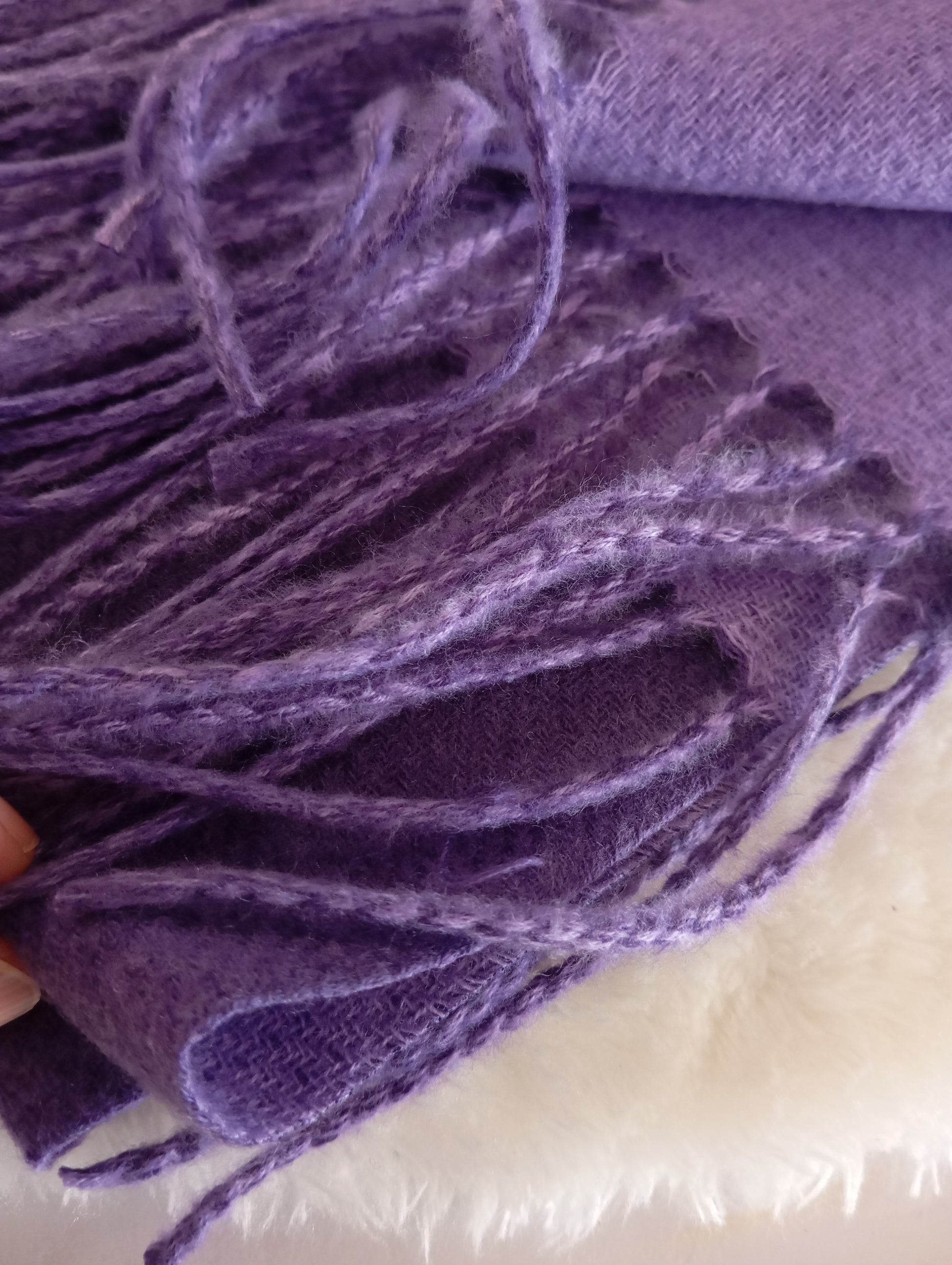 Gros plan de l'écharpe cachemire XXL réversible Violet Foncé / Violet clair, douce et élégante, pour femme & homme | Paris Dressing
