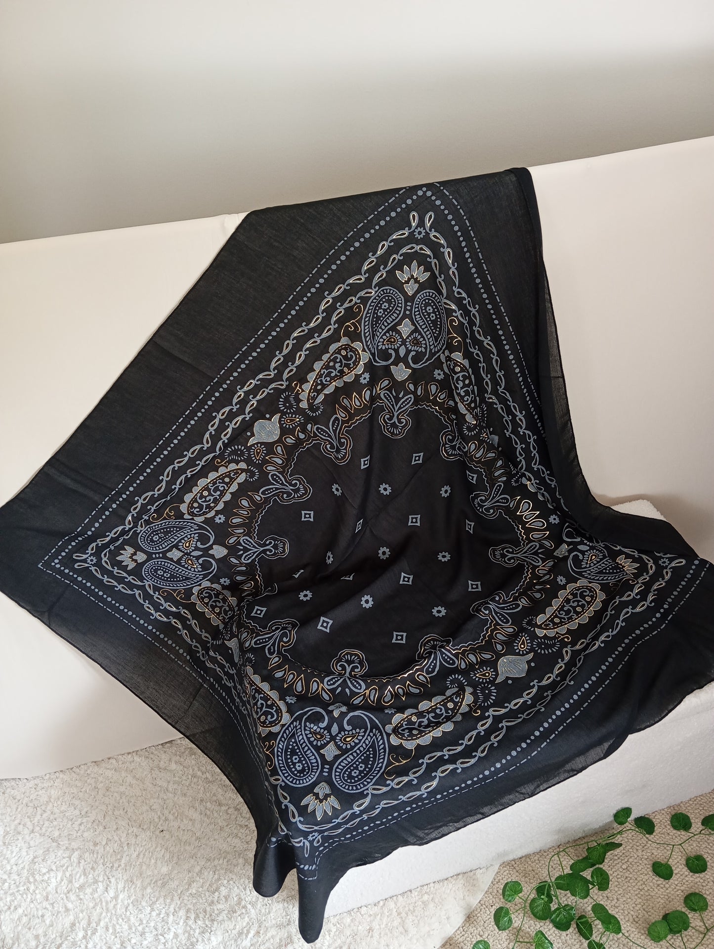 Bandana Chic Paris｜Grand Carré 120 cm Coton & Viscose – Détails Dorés
