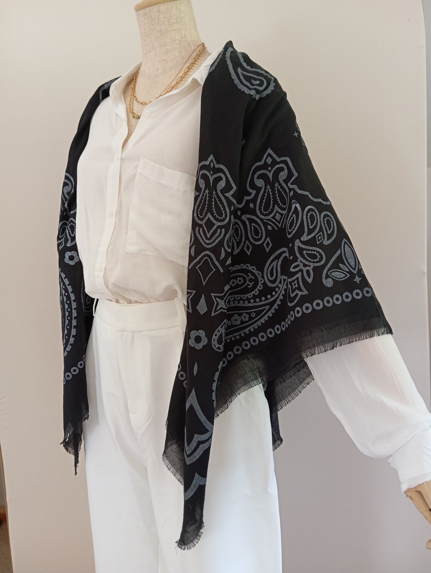 Grand Carré 120 cm Style Bandana Moderne – Motif Graphique Maorie Unisexe