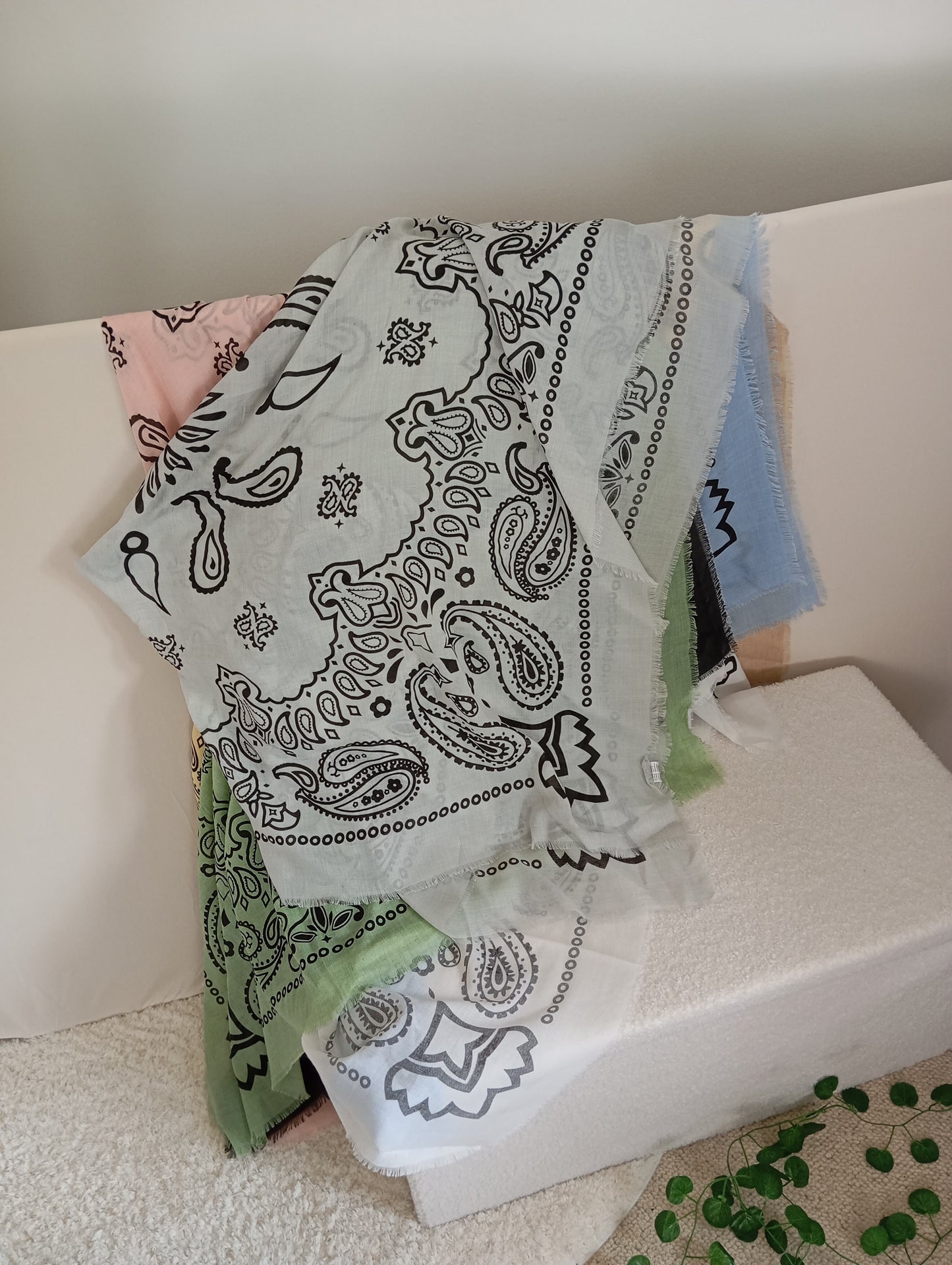 Grand Carré 120 cm Style Bandana Moderne – Motif Graphique Maorie Unisexe