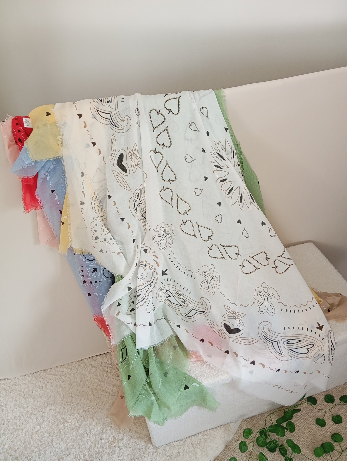 Grand Carré 120 cm Motif Cœur – Foulard Léger Coton Viscose Style Romantique