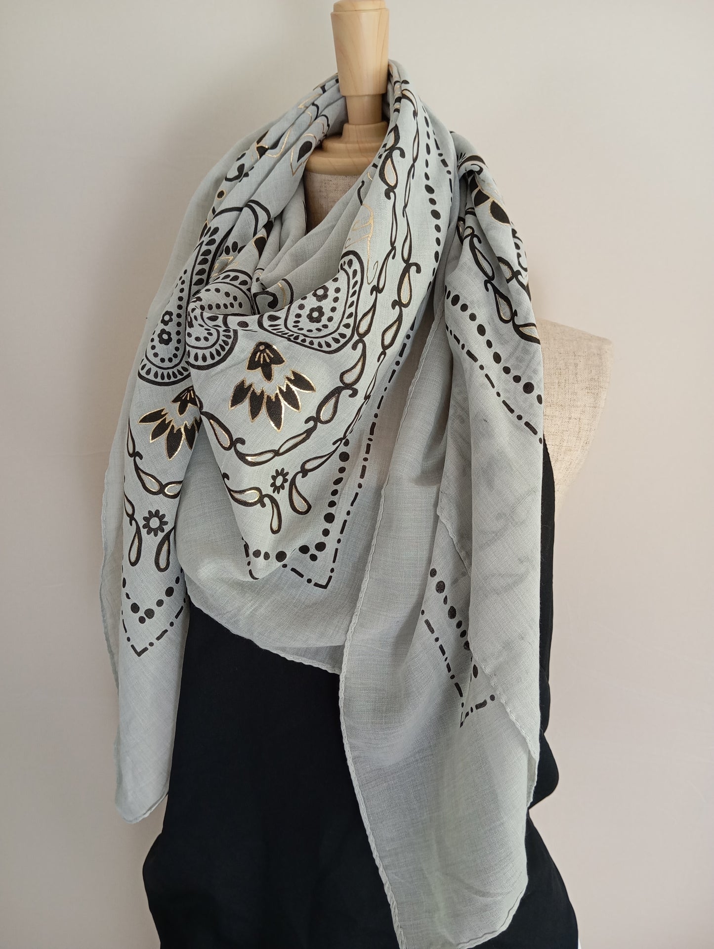 Bandana Chic Paris｜Grand Carré 120 cm Coton & Viscose – Détails Dorés