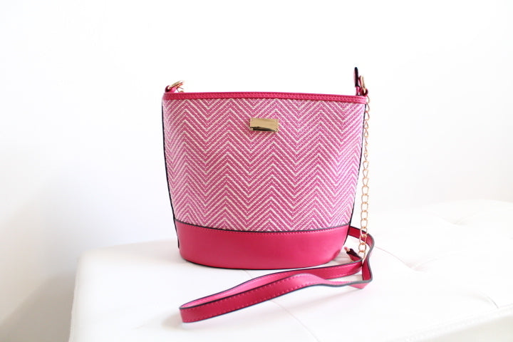 *Sac bandoulière en maille x simili cuir avec chaîne