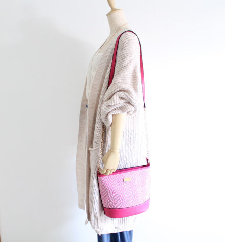 *Sac bandoulière en maille x simili cuir avec chaîne