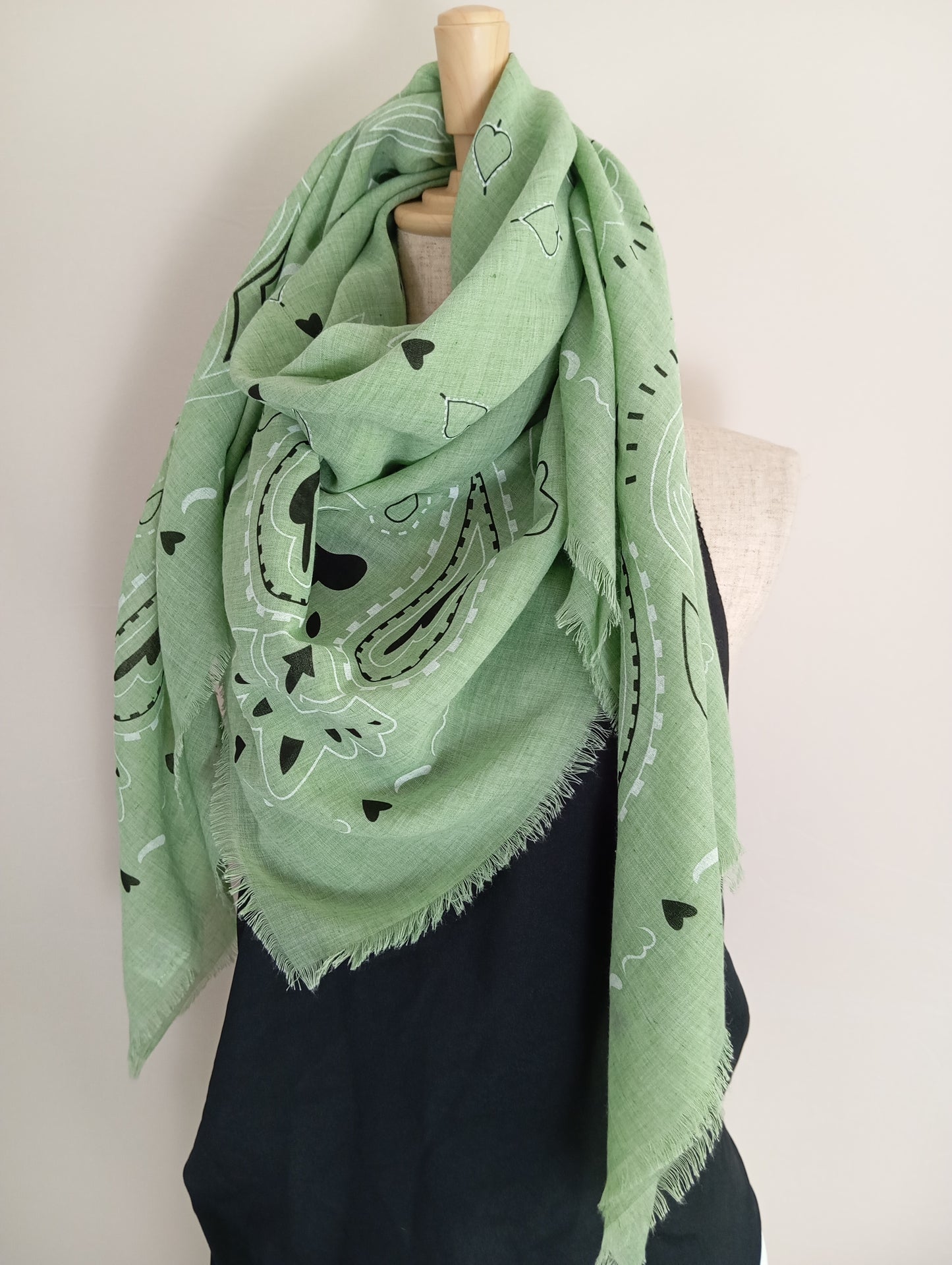 Grand Carré 120 cm Motif Cœur – Foulard Léger Coton Viscose Style Romantique