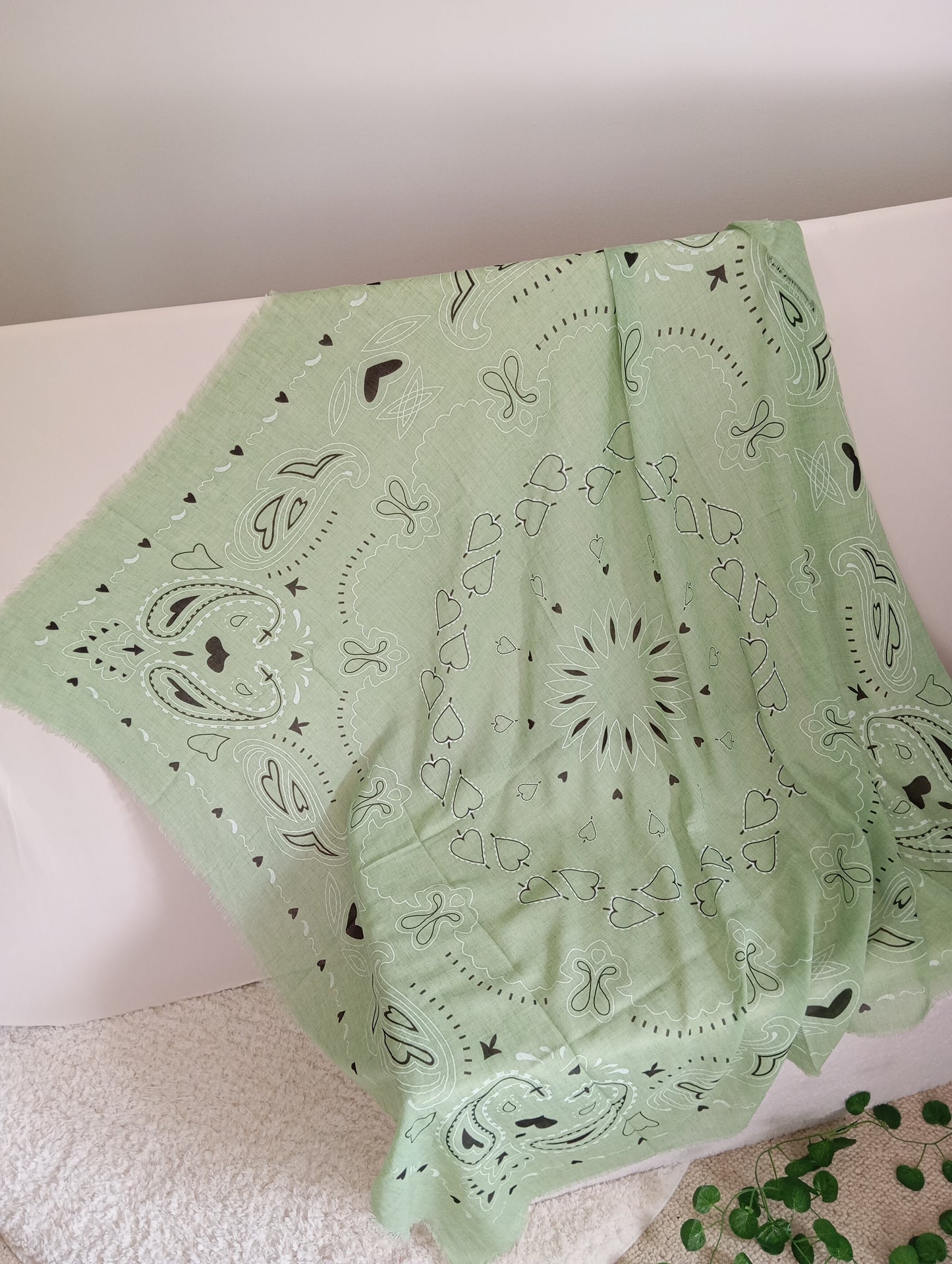 Grand Carré 120 cm Motif Cœur – Foulard Léger Coton Viscose Style Romantique