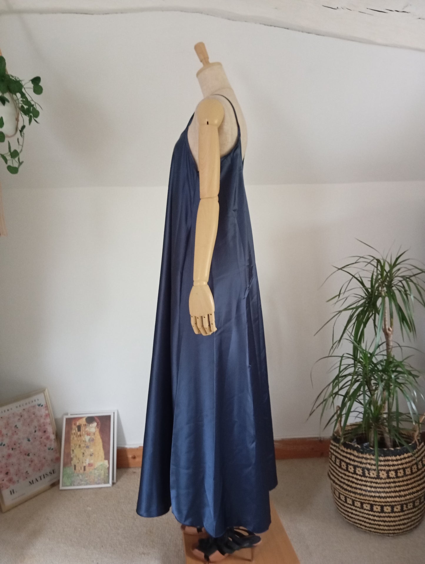 Fabriqué en Italie Robe maxi cami à ligne A en satin avec motif floral