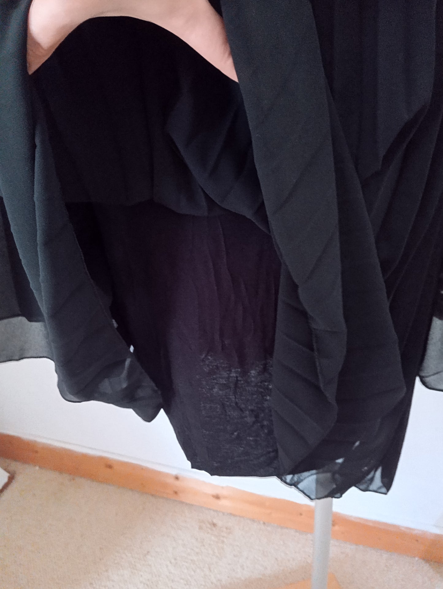 *Fabriqué en Italie Robe trapèze à capuche plissée