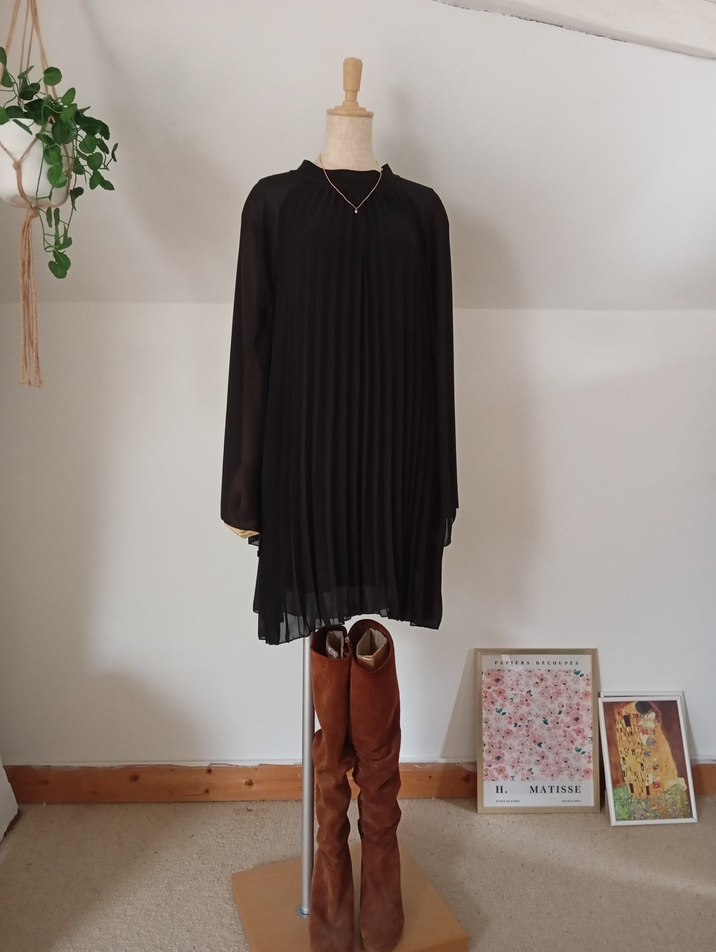 *Fabriqué en Italie Robe trapèze à capuche plissée