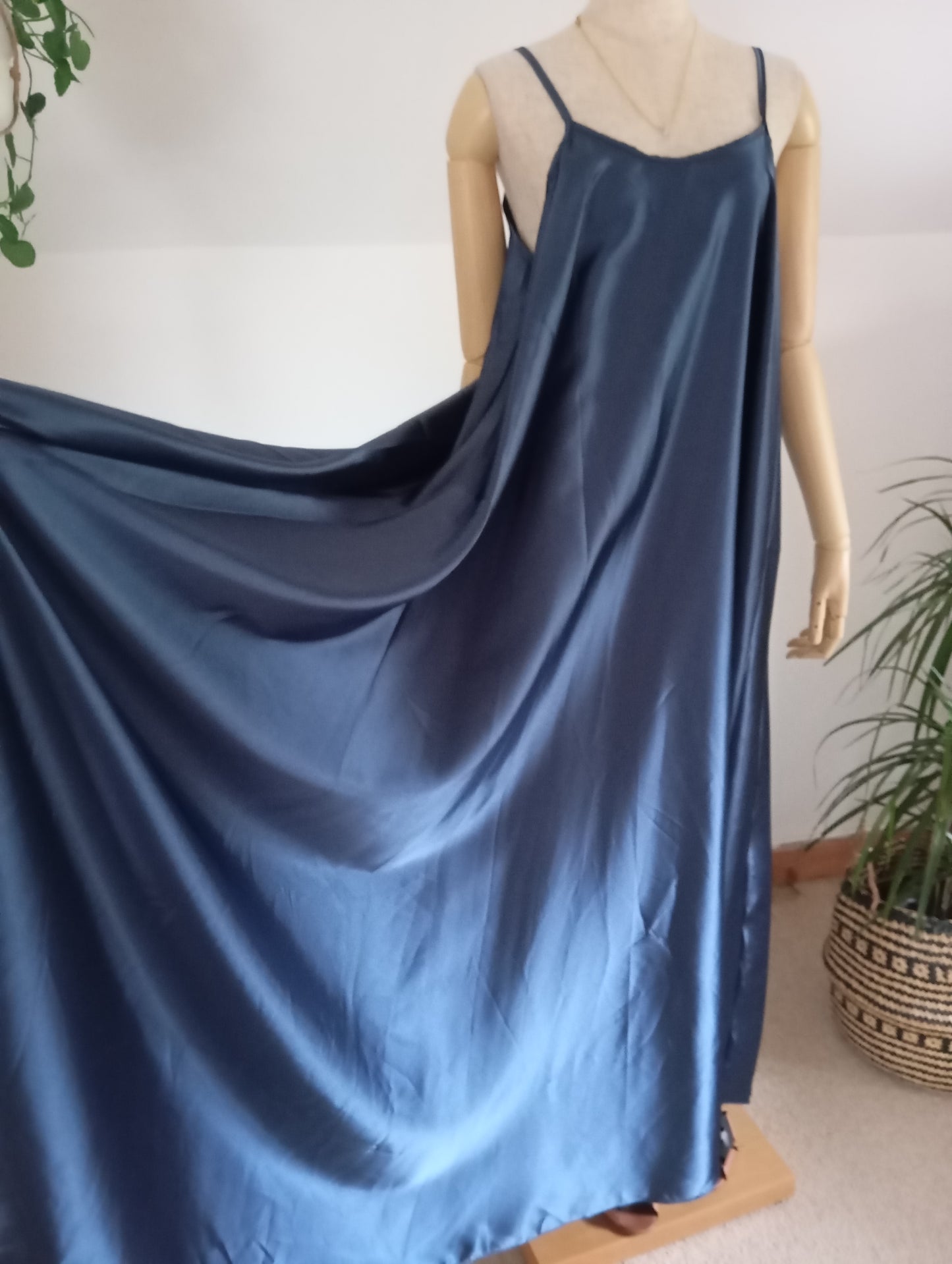 Fabriqué en Italie Robe maxi cami à ligne A en satin avec motif floral