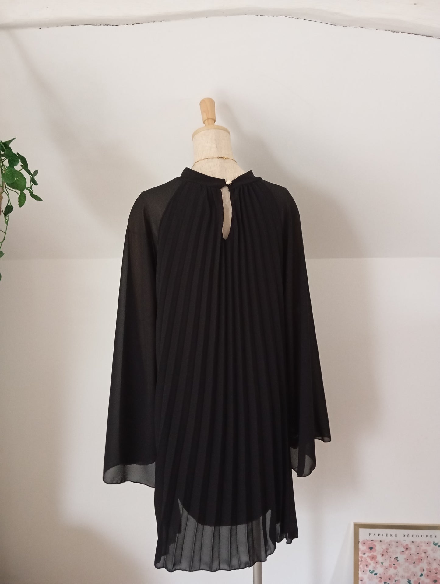 *Fabriqué en Italie Robe trapèze à capuche plissée