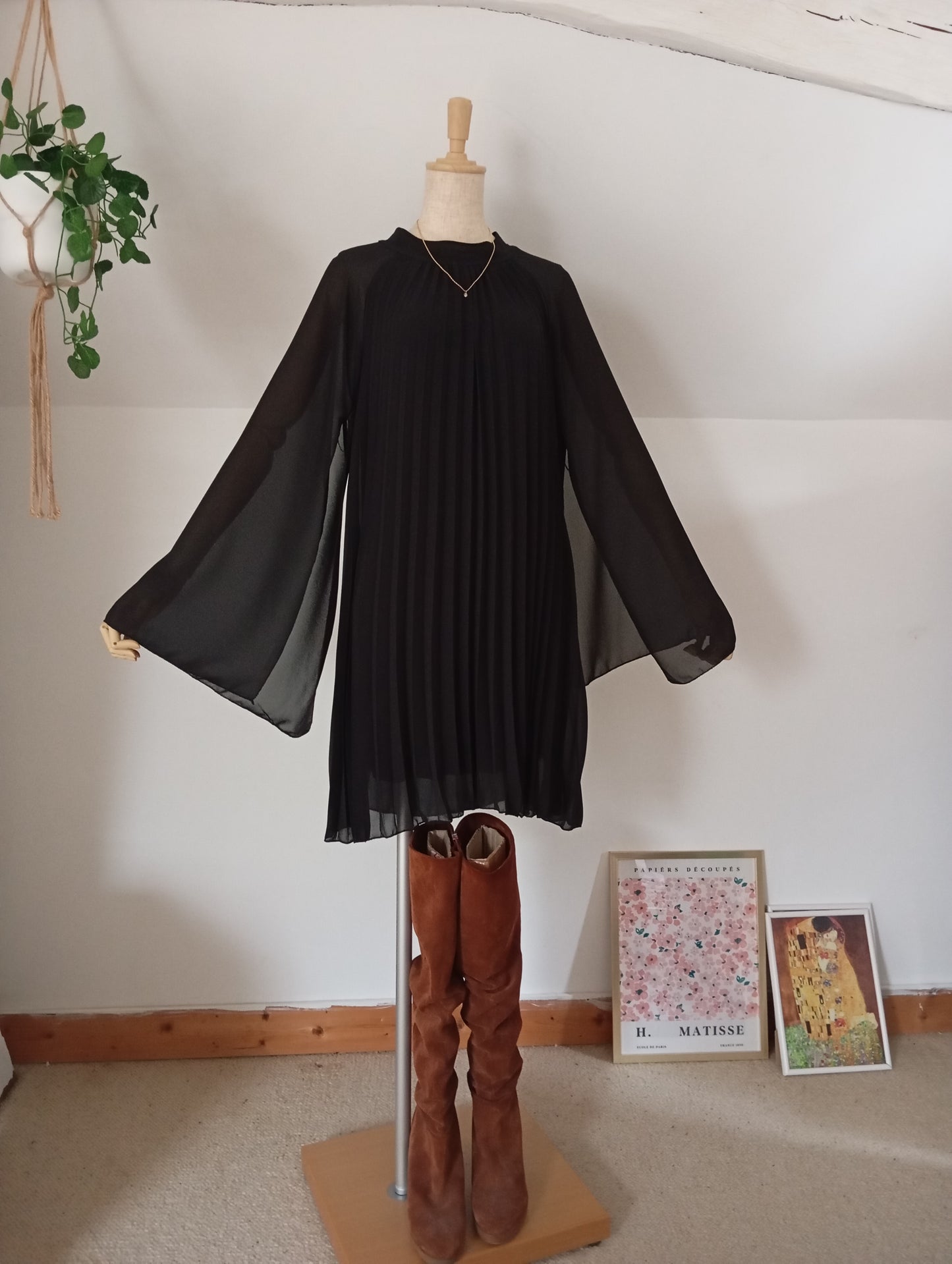 *Fabriqué en Italie Robe trapèze à capuche plissée